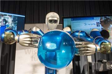 Der Roboter heißt Justin und balanciert einen blauen Ball. Foto: Matthias Balk