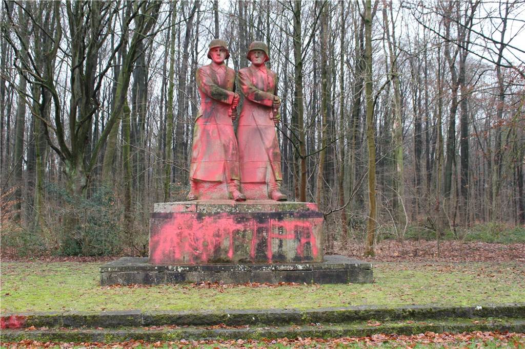 Lack konnte nicht trocknen: Kriegsdenkmal ist schon wieder sauber Der rötliche Lack konnte aufgrund der Wetter-Verhältnisse nicht trocken und war leicht zu entfernen.