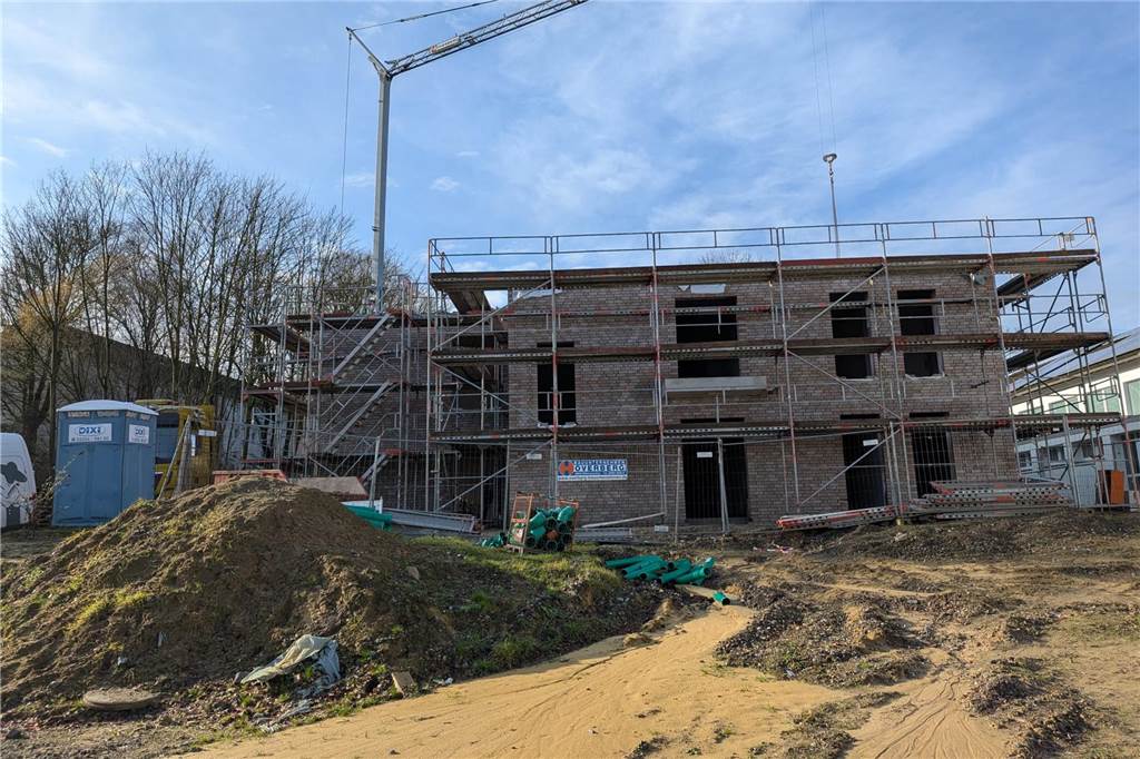 Caritas verrät, wann es mit der neuen Kita in Merklinde losgehen könnte Der Rohbau steht, der Klinker wird hochgezogen: Neben dem Begegnungs- und Stadtteilzentrum in Merklinde entsteht nun die Kita der Caritas mit fünf Gruppen.
