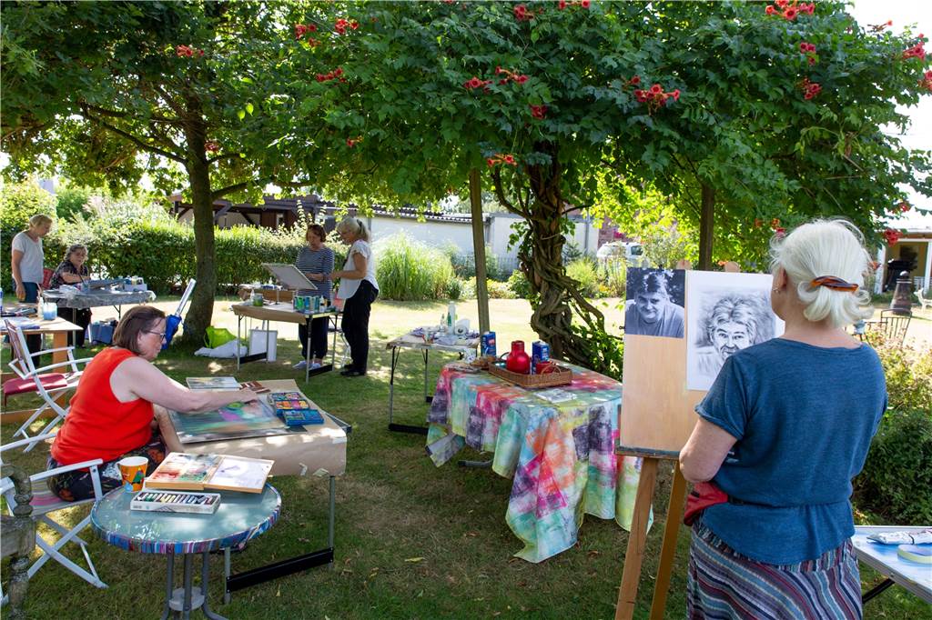 Kirchhellener Künstler öffnen ihre Ateliers zur Kunstroute 2022 Der romantische Garten hinter Claudia Brüggemeiers Atelier dient auch als Treffpunkt und Workshop-Platz für Kunstbegeisterte.