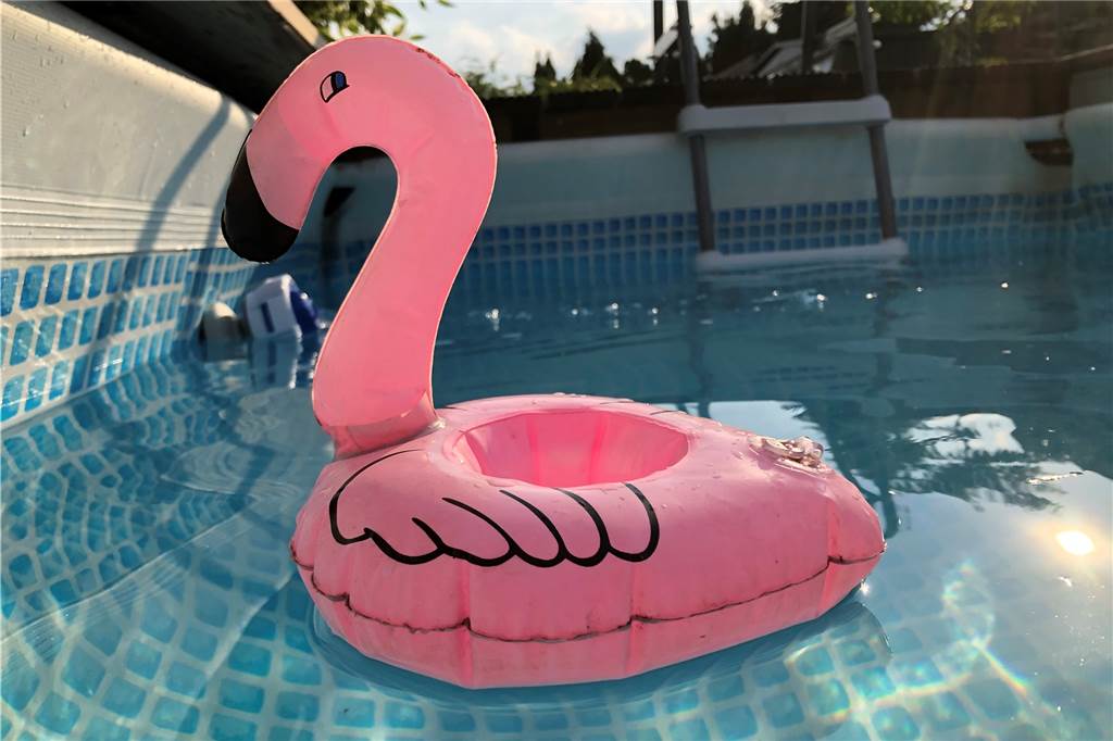 Kinder im Keller, Waschlappen im Mund: Tipps zur Hitzewelle Der rosa Typ hat's gut, dümpelt den ganzen Tag nur herum. Das will ich auch!