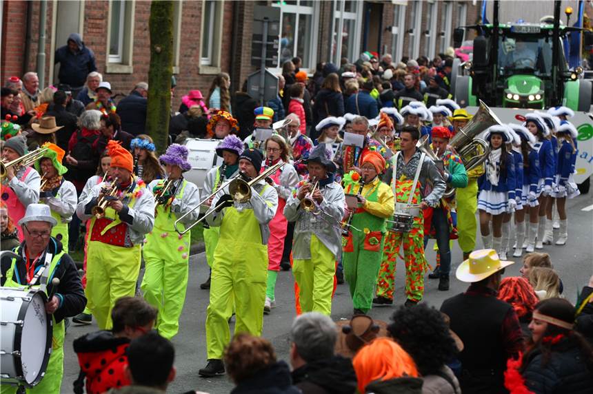 Gesperrte Straßen im Stadtlohner Karneval Der Rosenmonatgsumzug führt durch die Stadtlohner Innenstadt.