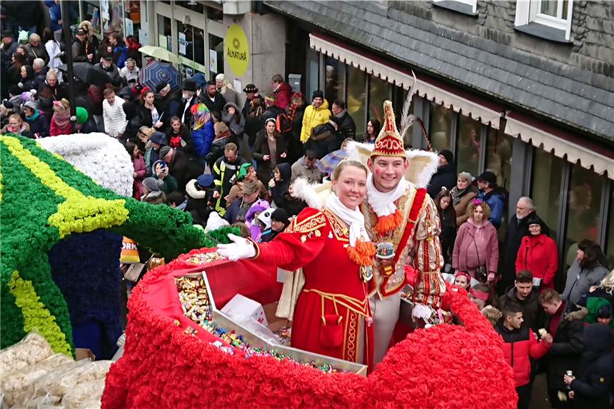 Der Rosenmontagszug in Werne zieht gerade durch die Stadt.
    