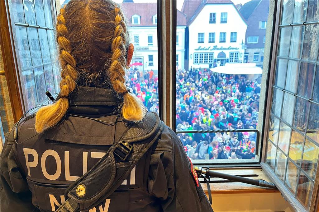 Auch wegen der Betrunkenen steigen Kosten für Rosenmontagszug Der Rosenmontagszug Werne kostet und bindet viel Personal von Polizei, Sicherheitsdienst, Ordnungs- und Jugendamt, wie hier 2024.