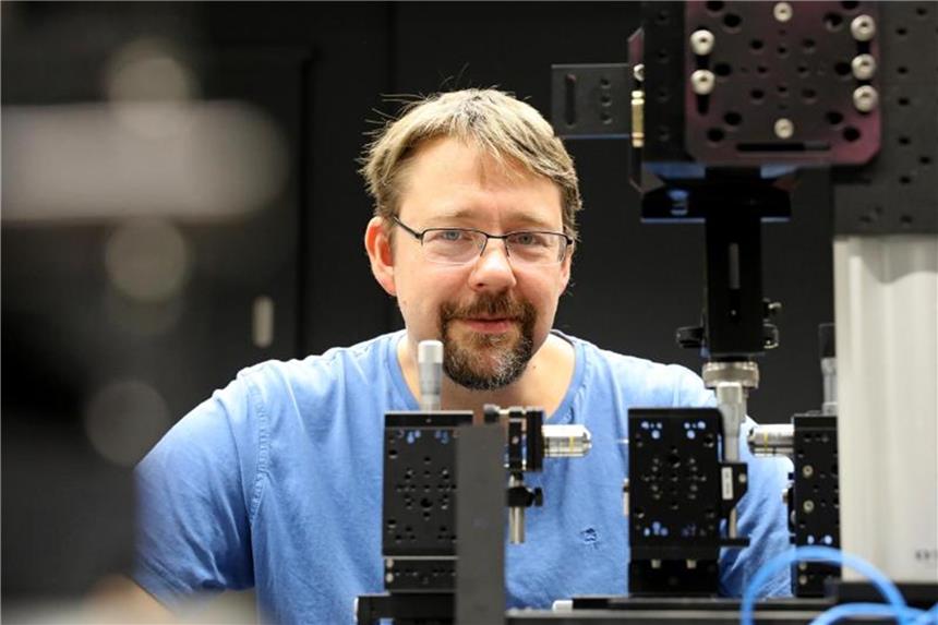 Krupp-Stiftung: Computerforscher mit Preis ausgezeichnet Der Rostocker Physiker Alexander Szameit. Foto: Bernd Wüstneck/Archiv
