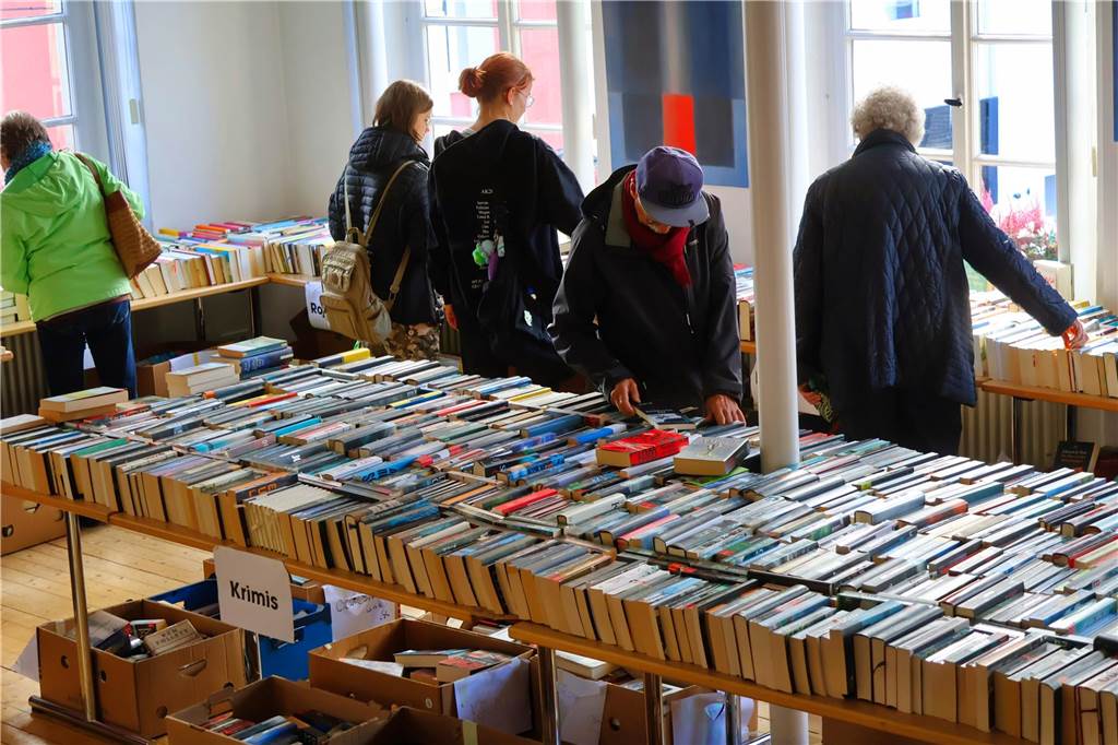 Das Herbstfest in Dorsten am zweiten Tag: Wechselbad der Gefühle Menschen suchen nach Büchern