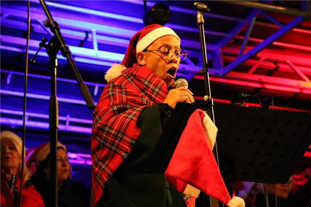 Rotary spendet 20.000 Euro: Doch wird es ein weiteres Konzert geben? Der Rotary Club trauert um Vollblutmusikerin Richetta Manager, hier zu sehen bei ihrem Auftritt beim Benefizkonzert in Kirchhellen 2022.