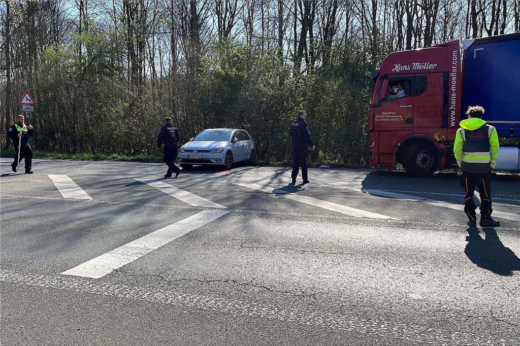 Schwerer Verkehrsunfall an der A2-Ausfahrt zur Gelsenkirchener Straße in Herten-Süd am 03.04.2025.