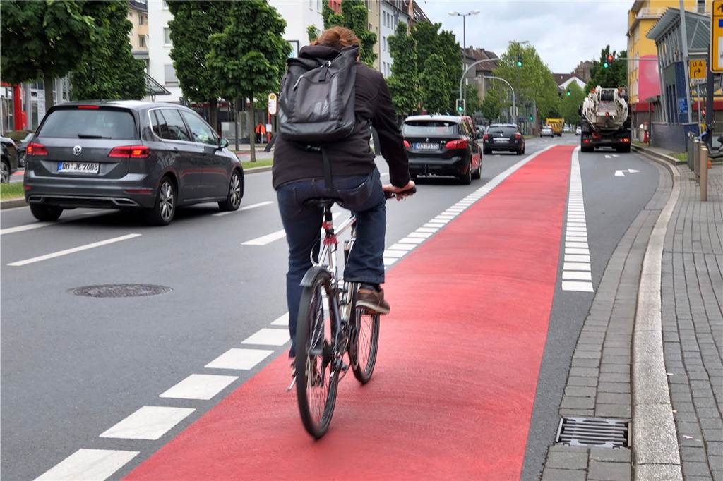 Der rote Radweg auf der Rheinischen Straße räumt Radfahrern mehr Platz ein.