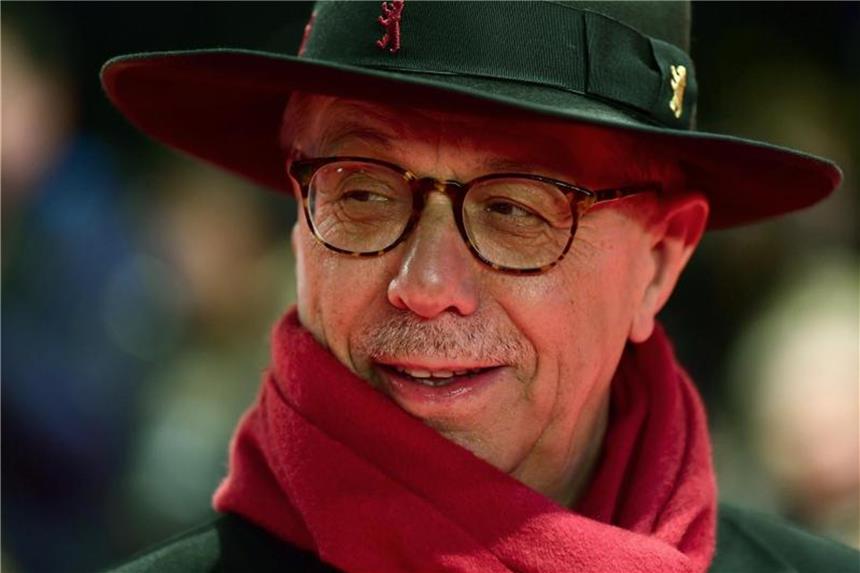 Berlinale-Chef Dieter Kosslick wird 70 Der rote Schal ist sein Markenzeichen: Dieter Kosslick. Foto: Ralf Hirschberger