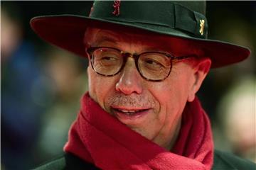 Der rote Schal ist sein Markenzeichen: Dieter Kosslick. Foto: Ralf Hirschberger