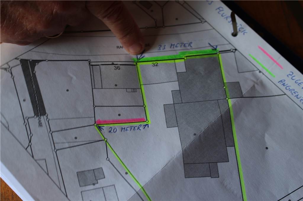 Straßenreinigungs-Gebühren: Plötzlich ist das Grundstück 20 Meter breiter Der rote Strich zeigt es an. Für diese 20 Meter muss Horst Ulrich nun Straßenreinigungsgebühr bezahlen.