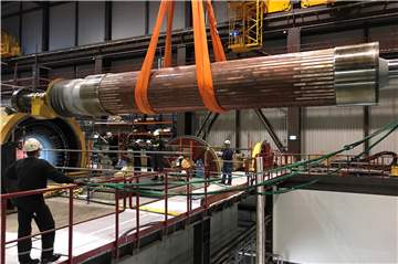 Der Rotor des Generators von Trianel-Kraftwerk in Lünen wird am Mittwoch als Schwertransport zur Reparatur gebracht. 