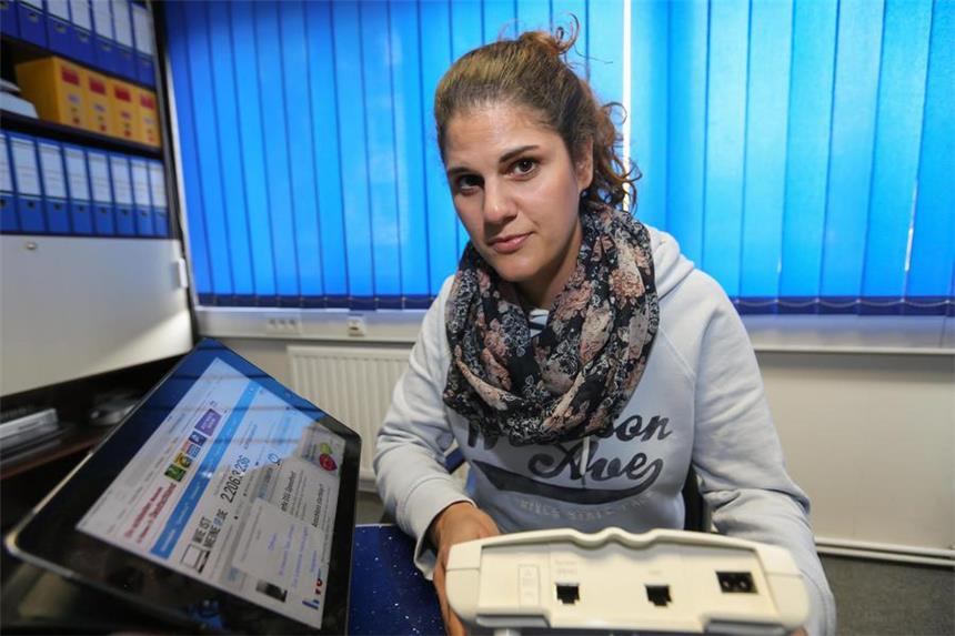 Dokom-Kundin erhält Horror-Rechnung nach Hacker-Angriff Der Router, über den Maren Stebel telefoniert und ins Internet geht (ein der weißen Box ähnliches Gerät), wurde von Hackern geknackt. Telefonate ins Ausland in Höhe von 470 Euro soll jetzt die Dokom-Kundin bezahlen.