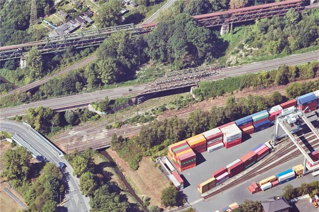 Behinderungen im Bahnverkehr: Baustelle wurde nicht rechtzeitig fertig Gleise und Gleistrassen, Hansa-Brückenzug und Container-Terminal in Huckarde Nord.