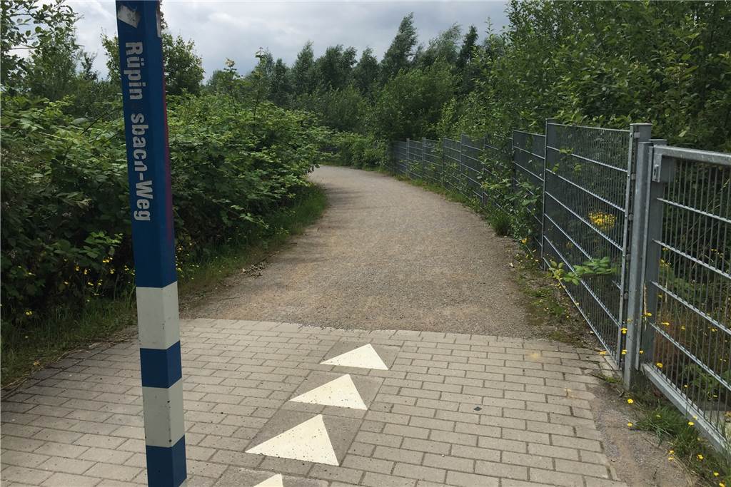 Grabeland-Parzelle wurde zur Partyzone mit Getränkekarte und DJ Der „Rüpingsbachweg“: Er führt entlang der renaturierten Emscher. Zwischen dem Bach und der Bahnlinie liegt das Grabeland.