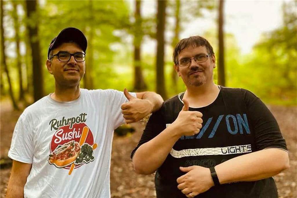Jack Tengo aus Werne spielt jetzt den schusseligen „Heiner“ Zwei Männer stehen im Wald.