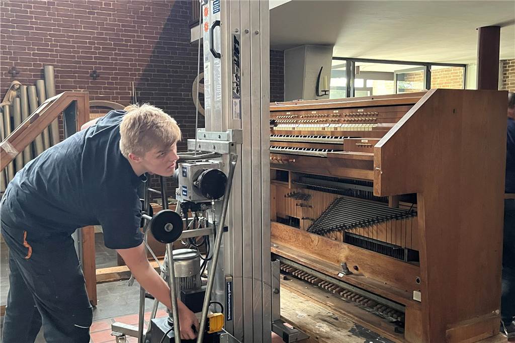 Laurentius-Orgel wird zerlegt, 2200 Pfeifen kommen mit zum Annaberg Jonah Halfmann an der Hebebühne.