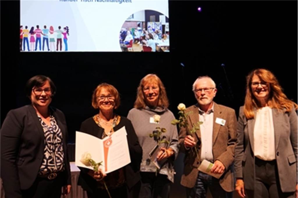 Bullemänner sorgen bei Ahauser Ehrenamtsgala für gute Laune Anne Honermann, Regionalleiterin der Sparkasse Westmünsterland in Ahaus, Preisträger Der Runde Tisch Nachhaltigkeit und Bürgermeisterin Karola Voß