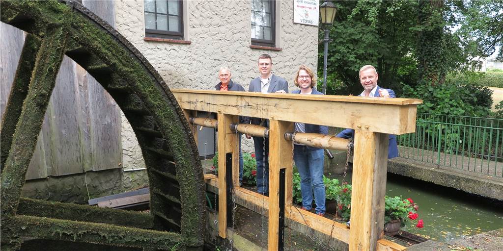 Viel Lob für Umgestaltung des Mühlenteich-Umfeld in Gahlen Mike Rexforth, Philipp Bernotat und Christian Stoffels von der Bezirksregierung sowie Heimatvereins-Vorsitzender Jürgen Höchst (v.r.) an den neuen Schütten des Mühlenteich-Wehres neben dem Mühlrad der Gahlener Dorfmühle