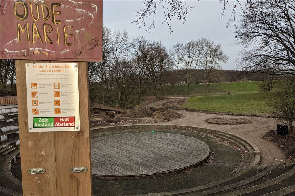Riesen-Buddelei: Bürgerpark in Dorsten derzeit kaum wiederzuerkennen Der Rundweg durch den Park führt auch am Amphitheater vorbei in Richtung Kanal.