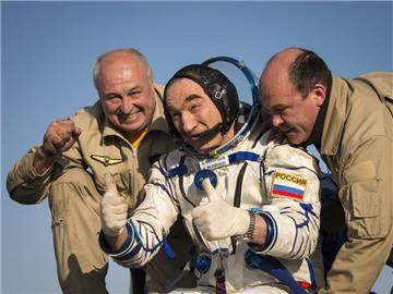 Der Russe Alexander Skworzow wird nach seiner Rückkehr gestützt. Foto: NASA / Bill Ingalls
