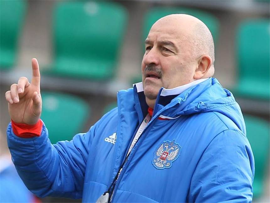Russlands Tschertschessow: "Wir sind absoluter Außenseiter" Der russische Fußball-Nationaltrainer, Stanislaw Tschertschessow, stand früher bei Dynamo Dresden im Tor. Foto: Vitaly Timkiv