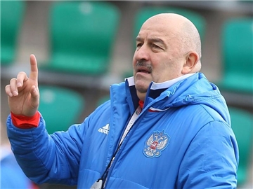 Der russische Fußball-Nationaltrainer, Stanislaw Tschertschessow, stand früher bei Dynamo Dresden im Tor. Foto: Vitaly Timkiv
