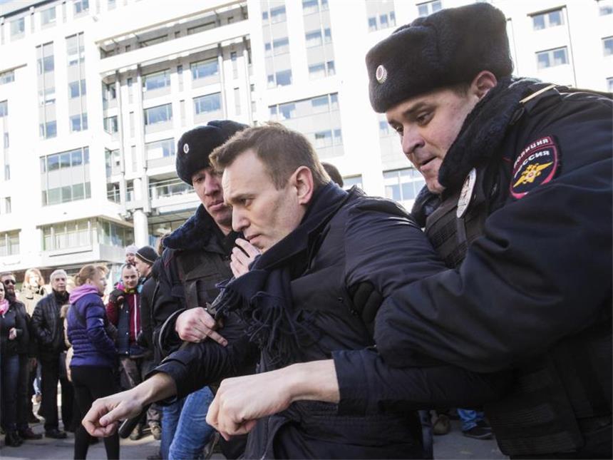 Kremlkritiker Nawalny zu Arrest und Geldbuße verurteilt Der russische Oppositionsführer Alexej Nawalny wird in Moskau auf einer nicht genehmigten Demonstration von Polizisten festgenommen. Foto: Evgeny Feldman