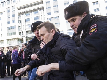 Der russische Oppositionsführer Alexej Nawalny wird in Moskau auf einer nicht genehmigten Demonstration von Polizisten festgenommen. Foto: Evgeny Feldman