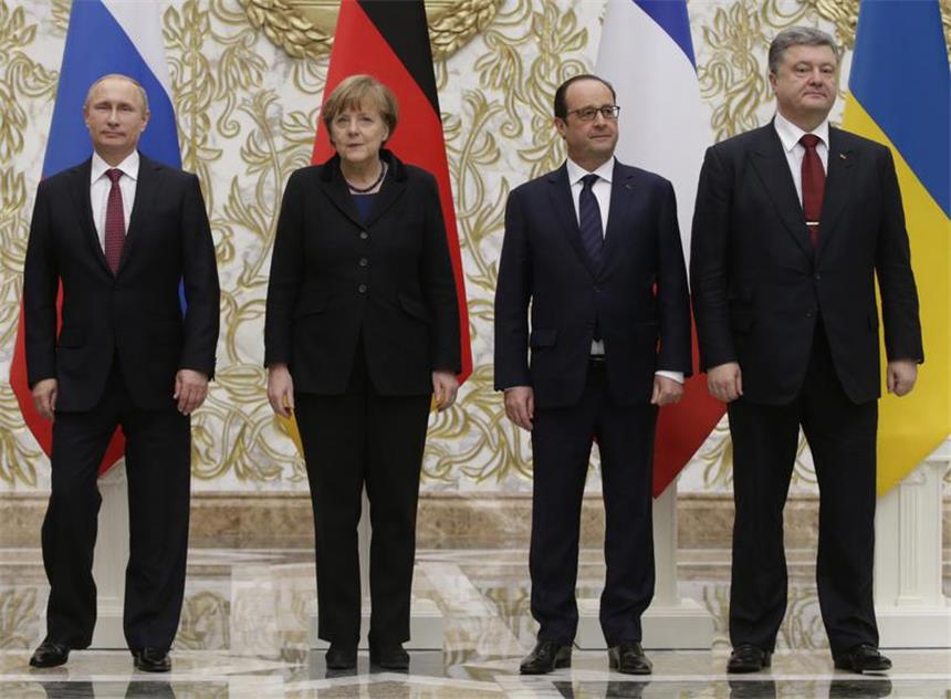 Waffenruhe bei Ukraine-Krisengipfel beschlossen Der russische Präsident Vladimir Putin, die deutsche Bundeskanzlerin Angela Merkel, der französische Präsidnet Francois Hollande und der Präsident der Ukraine, Petro Poroshenko posieren für ein Gruppenfoto in Minsk am 11. Februar. Nun soll eine Waffenruhe vereinbart worden sein.