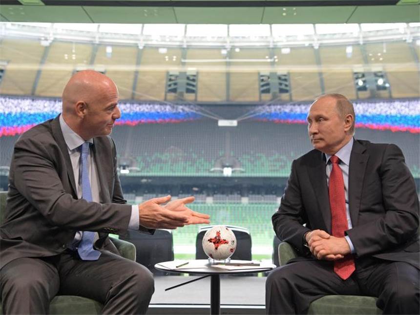 Infantinos heikles Turnier-Debüt Der russische Präsident Wladimir Putin empfing FIFA-Präsident Gianni Infantino Ende Mai in Krasnador. Foto: Alexei Druzhinin/POOL SPUTNIK KREMLIN/AP