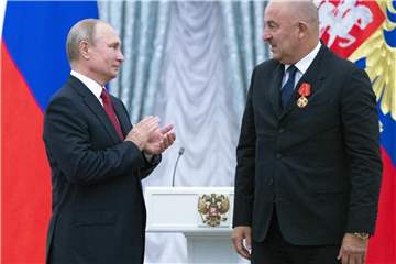 Der russische Präsident Wladimir Putin (l) verleiht Stanislaw Tschertschessow einen Verdienstorden im Kreml. Foto: P. Golovkin/AP