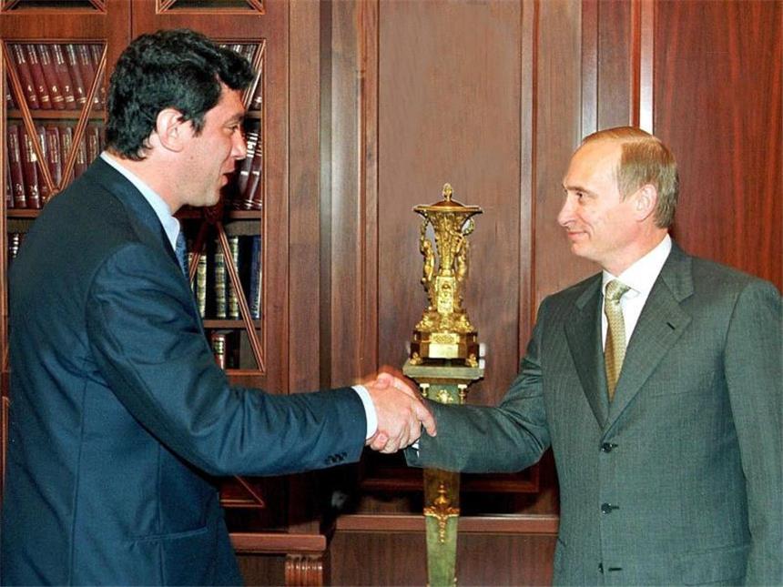 Entsetzen nach Mord an Putin-Kritiker Nemzow Der russische Präsident Wladimir Putin (r) begrüßt den damaligen Duma-Abgeordneten Nemzow im Jahr 2000 im Kreml. Foto: Itar-Tass/epa