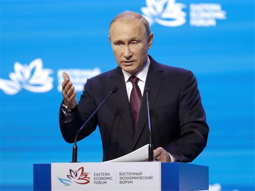 Russland sperrt sich gegen schärfere Nordkorea-Sanktionen Der russische Präsident Wladimir Putin spricht in Wladiwostok beim Wirtschaftsforum. Foto: Mikhail Metzel/POOL TASS Host Photo Agency