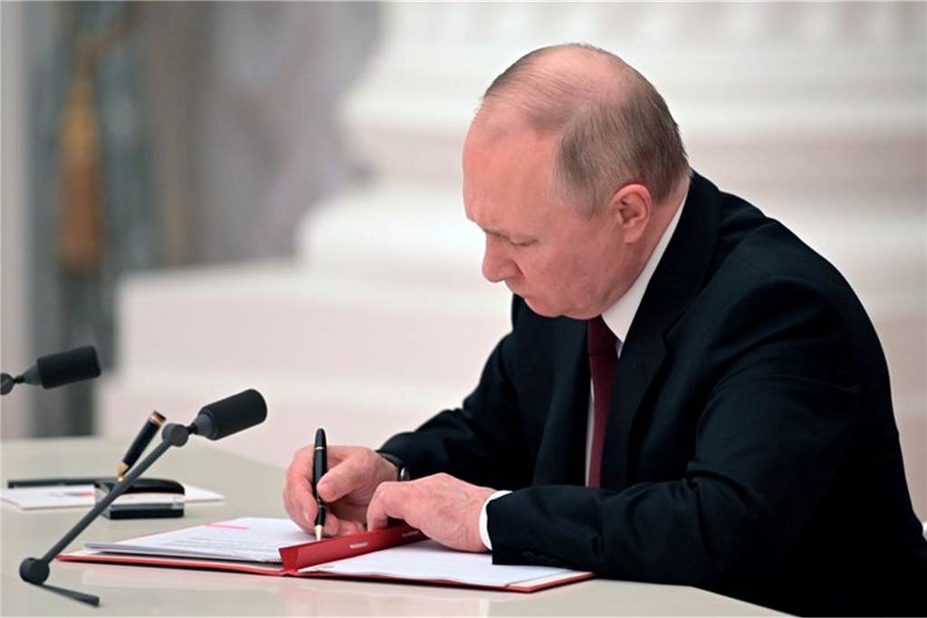 Putin erkennt Donezk und Luhansk als unabhängig an und schickt Truppen – der Westen reagiert Der russische Präsident Wladimir Putin unterzeichnet ein Dokument zur Anerkennung der Unabhängigkeit der Separatistengebiete in der Ostukraine.