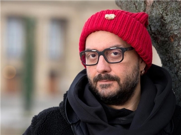 Der russische Regisseur Kirill Serebrennikow vor dem Opernhaus in Stuttgart. Foto: Bernd Weissbrod