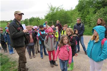 Der RVR-Eigenbetrieb Ruhr-Grün lädt regelmäßig zum Unterricht in der Uefter Mark ein. Förster Christoph Beemelmans (l.) und sein Team informieren im RVR-Projekt „Schulwald“ kindgemäß über Natur- und Wirtschaftsprozesse im Wald. Dieses Bild stammt aus dem Jahr 2018.