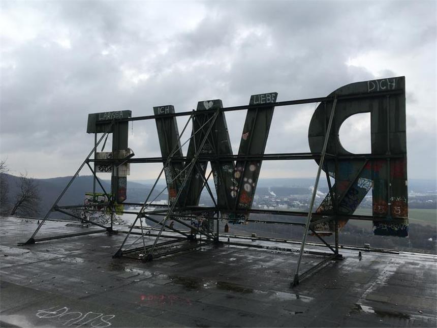 RWE-Schriftzug über Koepchenwerk wird saniert Der RWE-Schriftzug oberhalb des Koepchenwerks soll saniert werden.