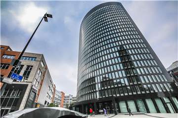 Der RWE-Tower am Platz von Amiens.
