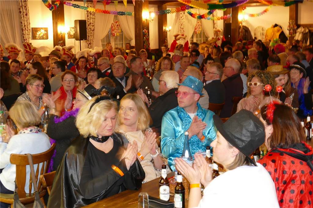 Jecke Stimmung beim Kolping-Büttabend in Graes Der Saal im Landhaus Elkemann war gefüllt mit buntkostümierten Karnevalsenthusiasten.