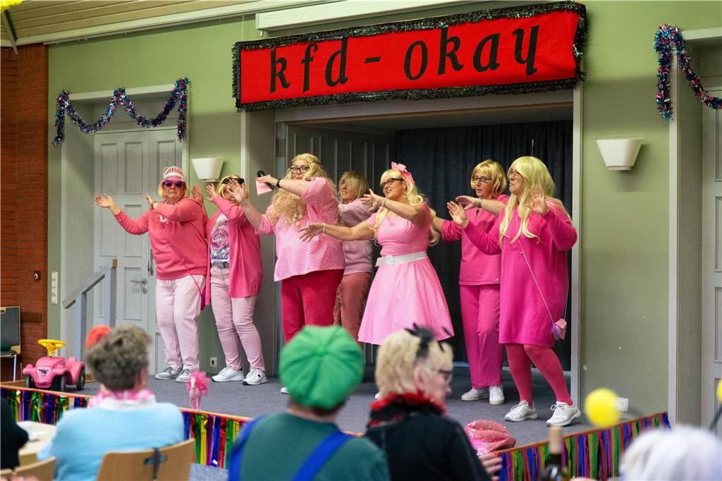 KFD-Karneval in Grafenwald: Frauen zeigen, „wie das Leben so spielt“ Frauen in Kostümen steht auf der Bühne.