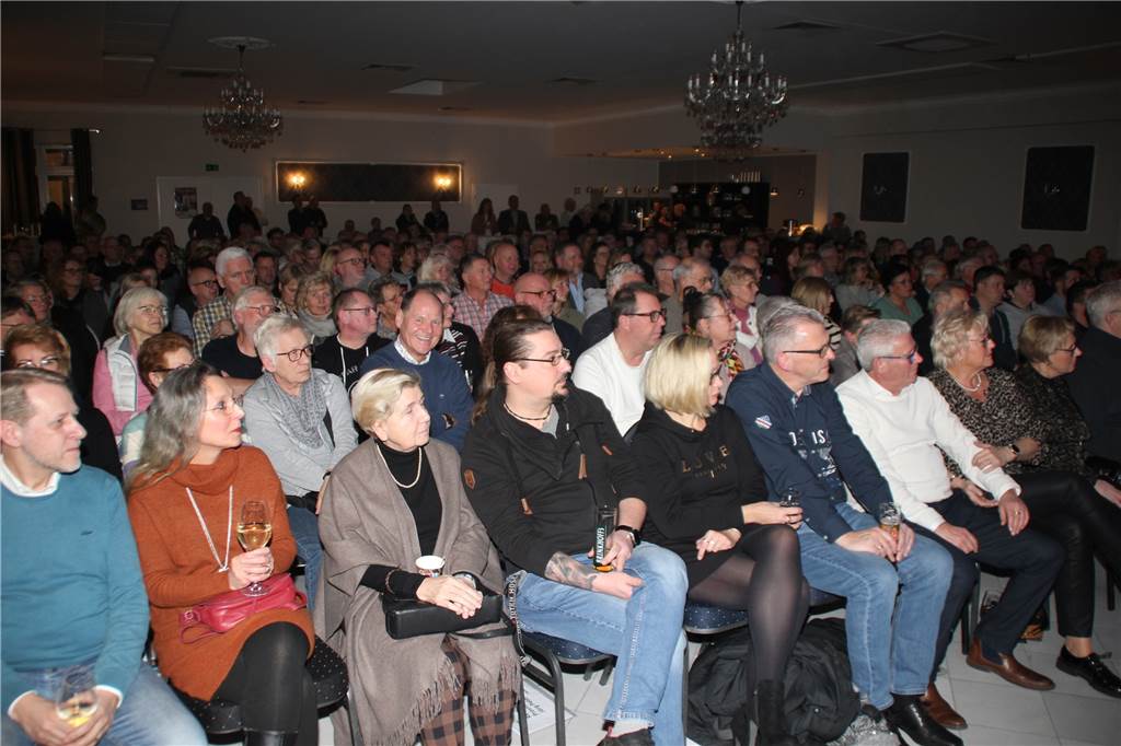 Der Saal war gut gefüllt. 