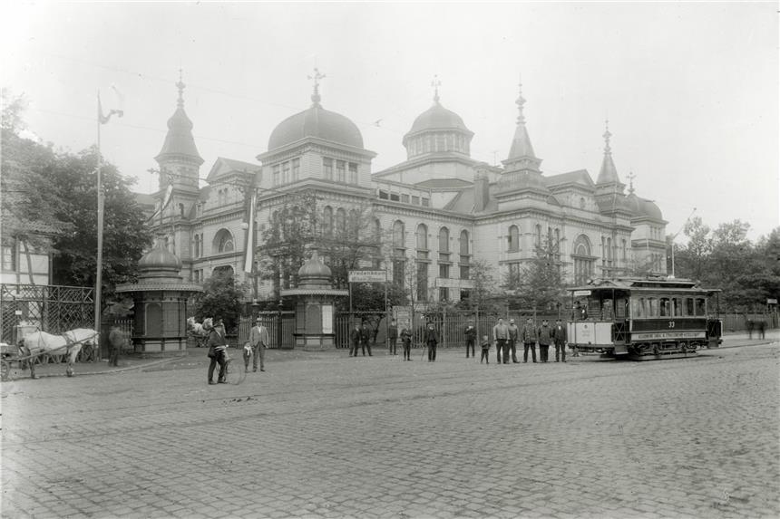 Wie ein legendärer Wild-West-Held vor 127 Jahren nach Dortmund kam Der Saalbau am Fredenbaum war Endpunkt der ersten Pferdestraßenbahn in Dortmund.
