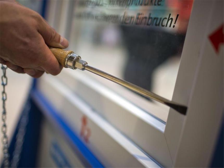 Abwrackprämie für Fenster: Sachsen will Einbruchschutz stärken Der sächsische Bauminister Markus Ulbig setzt sich für eine staatlich geförderte Abwrackprämie für nicht einbruchsichere Wohnungsfenster ein. Foto: Jens Büttner
