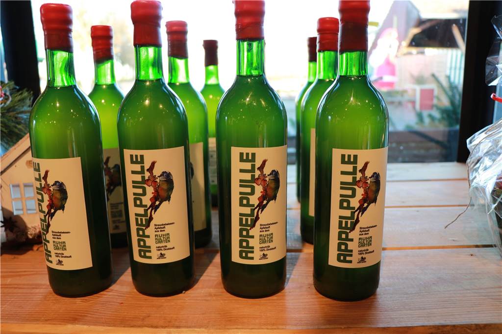 Lange vernachlässigt: Doch nun erblüht Vorzeigeprojekt zu neuem Leben Der Saft aus den Äpfeln des Ruhr-Kultur-Gartens wird als "Appelpulle" im Hofladen verkauft.