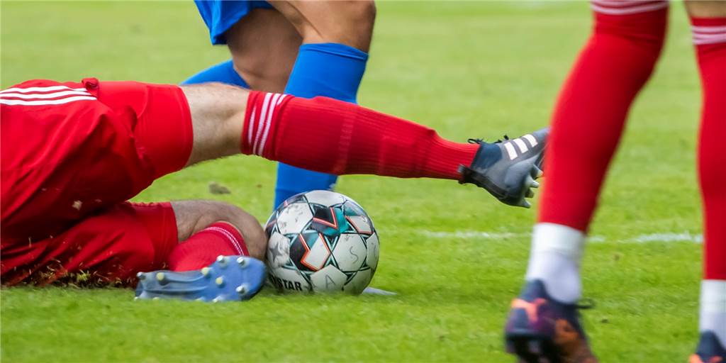Dortmunder Kreisligist kassiert historische Pleite und verliert 1:21 – Torwart ist über 60 Ein Fußballer versucht, den Ball abzugrätschen.