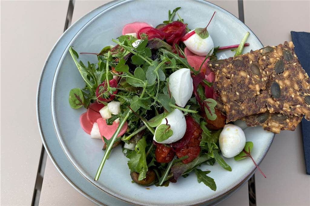 Burger und Büffel-Mozzarella zwischen Rapsfeldern: So schmeckt’s am Wibbelings-Hof Der Salat macht nicht nur den Geschmacksnerven Spaß. Auch optisch kann er sich durch die pinken Akzente sehen lassen.