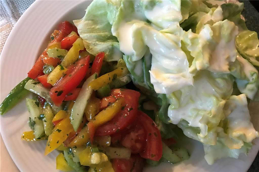 Im alten Gasthaus Klähr gibt es deftiges Abendessen für unter zehn Euro Der Salat mit Dressing wie bei Muttern.