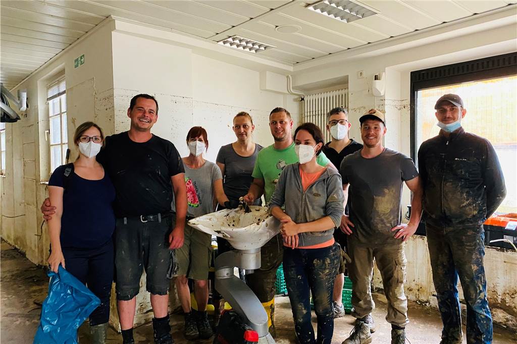 Friseur-Container aus Dorsten retten Salons in Hochwasser-Gebieten Der Salon von Jennifer Pohl (l.) in Ahrweiler ist zerstört. Familie, Freunde und Mitarbeiter helfen bei den Aufräumarbeiten, doch genau so wichtig ist es, bald wieder Kunden bedienen zu können.